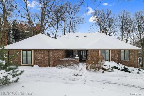 8760 Dann Dr, Brighton, MI, 48114-4913 | Card Image