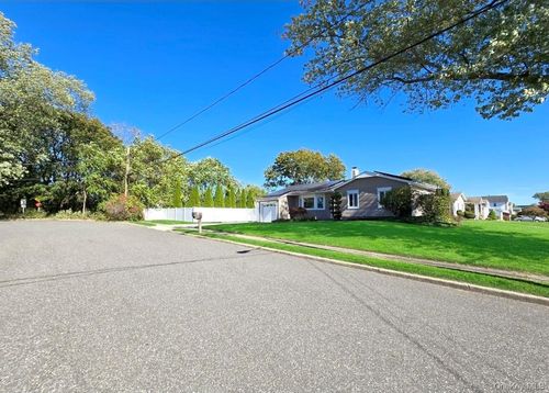 525 Grundy Ave, Holbrook, NY, 11741-2635 | Card Image