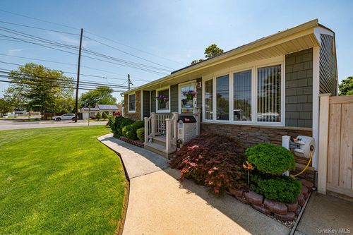 8 Oswego Dr, Bay Shore, NY, 11706-4926 | Card Image