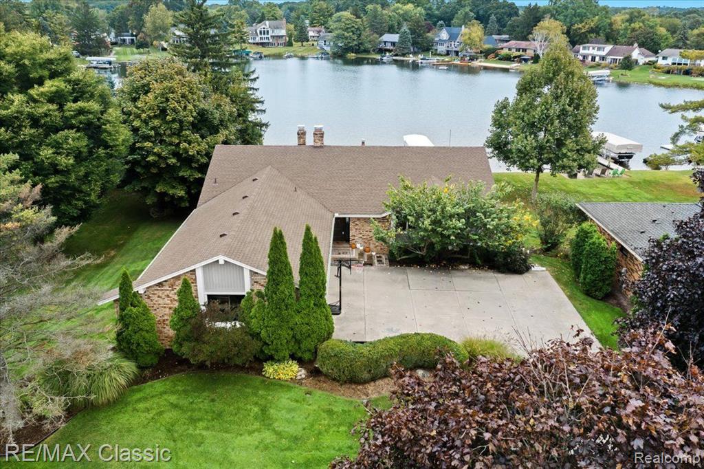 Windwood Ct, Commerce Township, MI 48382