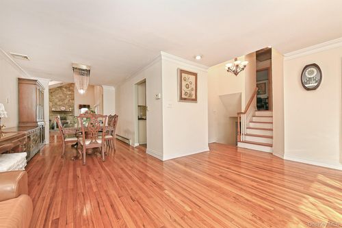 12 Oak Dr, Plainview, NY, 11803-2716 | Card Image