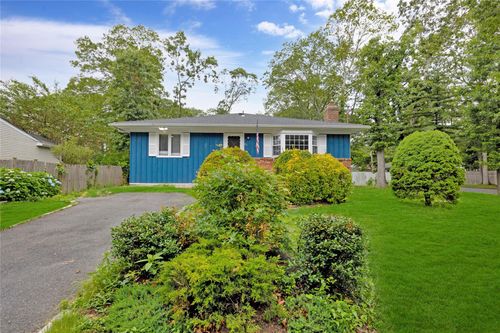 82 Washington Ave, Holtsville, NY, 11742-1029 | Card Image