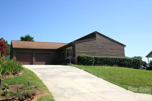 1647 Woodridge Circle, Hickory, NC, 28602 | Card Image