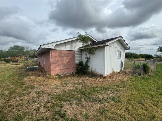 303 E Soyars Ave, House other with 3 bedrooms, 2 bathrooms and 4 parking in Orange Grove TX | Image 25