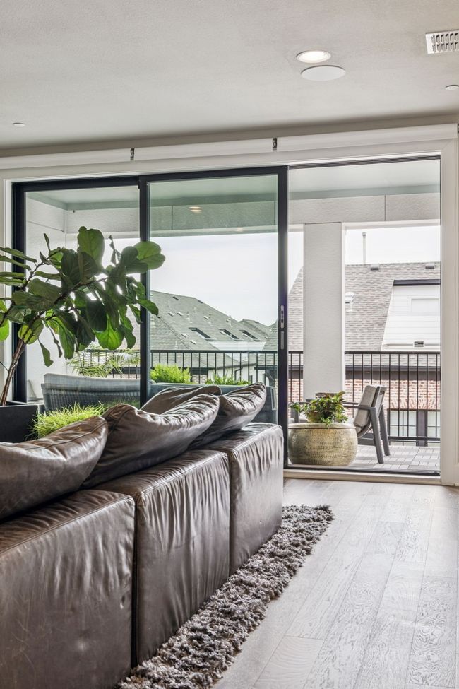 14932 Oak St, Townhouse with 3 bedrooms, 4 bathrooms and null parking in Addison TX | Image 35