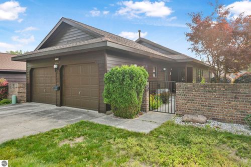 2122 Hammond Pl E, Traverse City, MI, 49686-8012 | Card Image