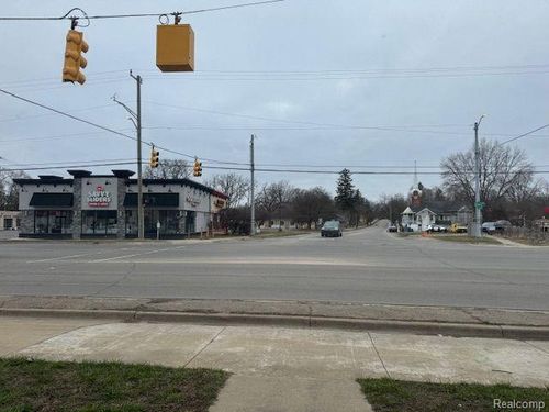 5806 Dixie Hwy, Waterford Twp, MI, 48329-1621 | Card Image