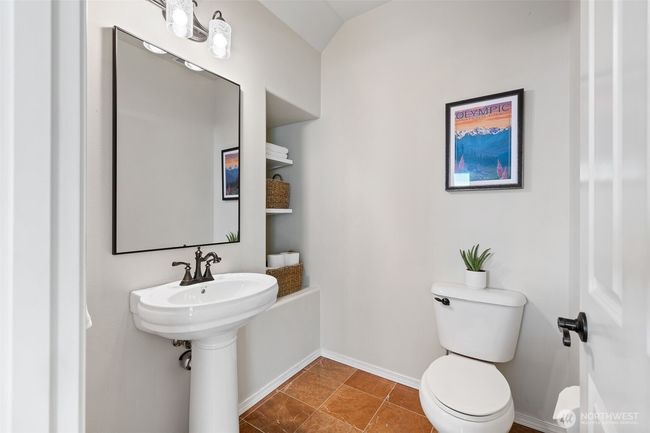 Main floor Powder room | Image 23