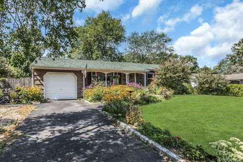 8 Baymens Ct, Sayville, NY, 11782-2601 | Card Image