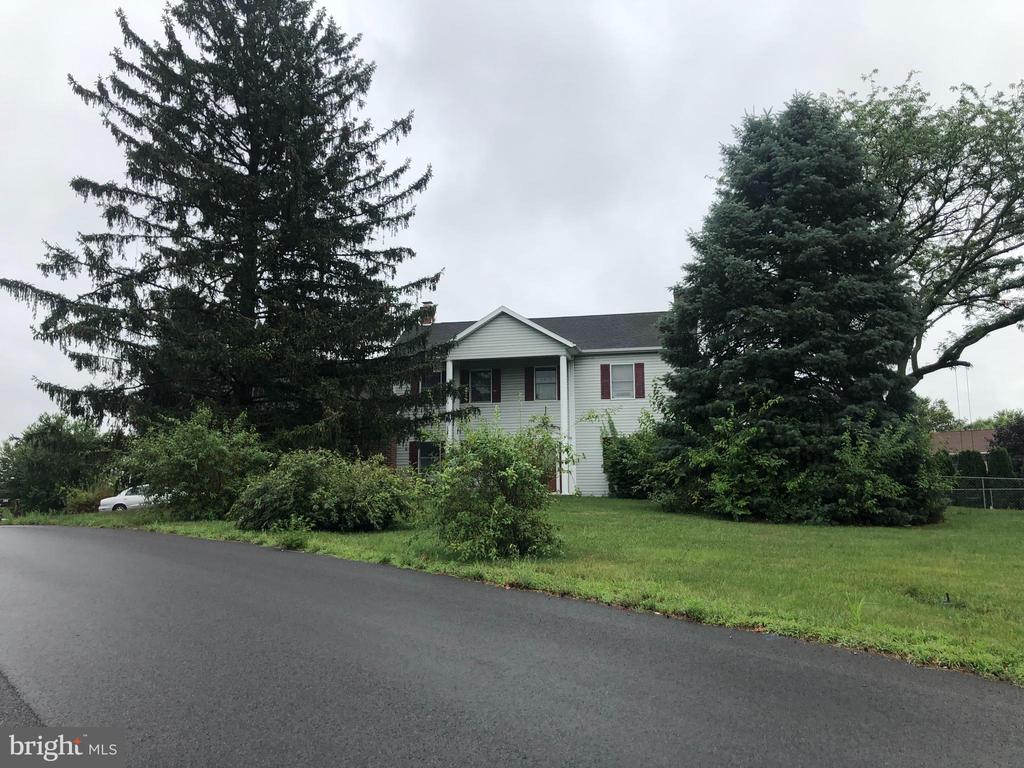 Martina Dr, Chambersburg, PA 17201