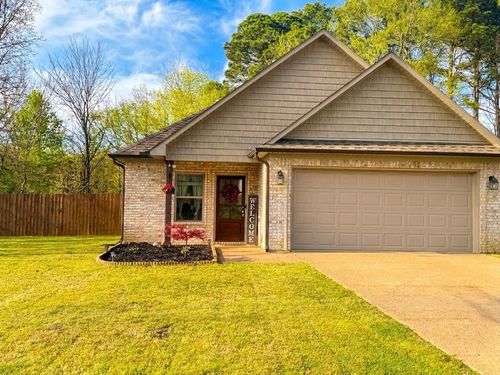 137 Executive Dr, Jackson, TN, 38305-2318 | Card Image