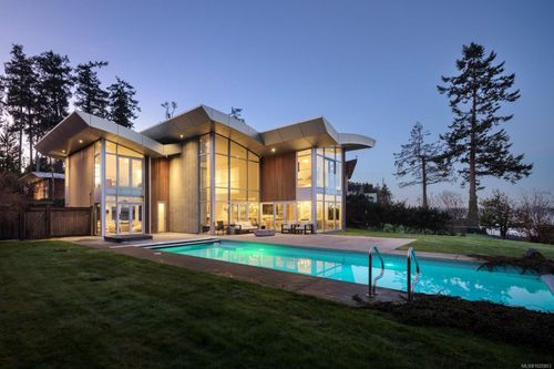 8407 Lochside Dr, Central Saanich, BC, V8M1T9 | Card Image