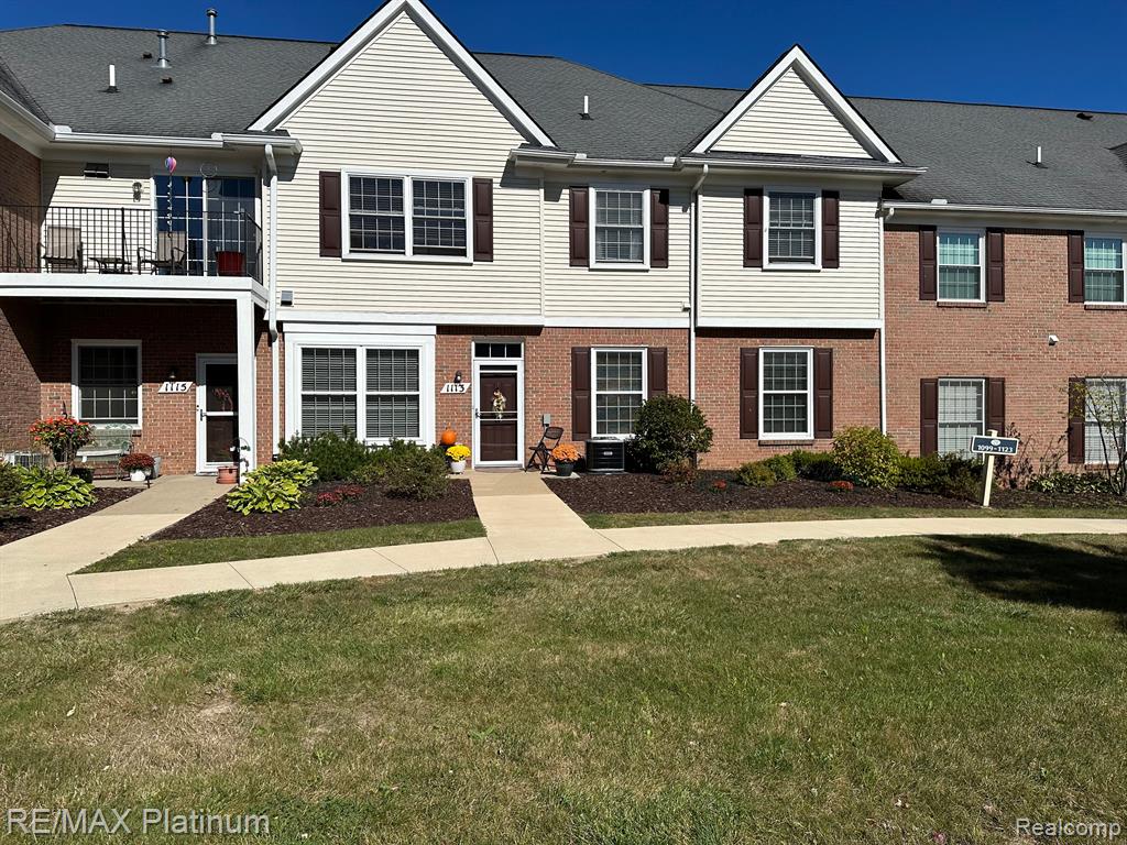 Rial Lake Dr, Howell, MI 48843