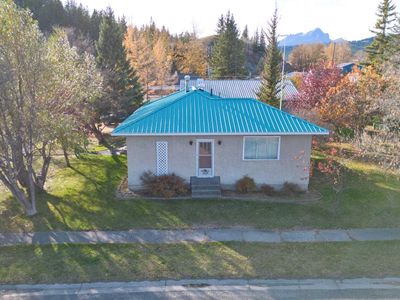 1302 83 St, House detached with 3 bedrooms, 1 bathrooms and 6 parking in Coleman AB | Image 3