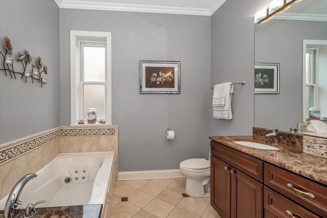 APT-3W - 913 W Belle Plaine Ave, Home with 2 bedrooms, 2 bathrooms and 1 parking in CHICAGO IL | Image 12