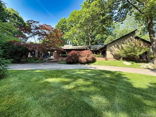 275 Pine Ridge Dr, Bloomfield Hills, MI, 48304-2138 | Card Image