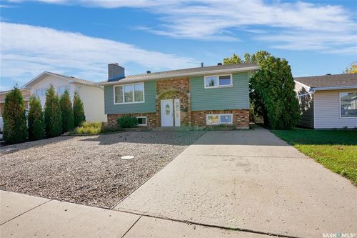 1631 Glendale St, Moose Jaw, SK, S6K1A9 | Card Image