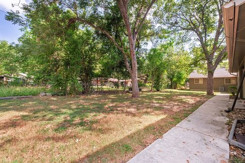 apt-d-200 Concho St, Lockhart, TX, 78644-3199 | Card Image