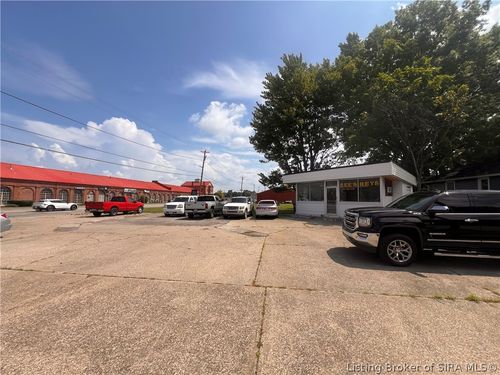 516 E 10th St, Jeffersonville, IN, 47130-3828 | Card Image