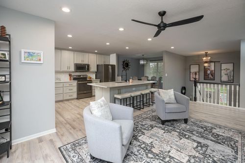 907 Rodeo Dr Se, Pine Island, MN, 55963-8103 | Card Image