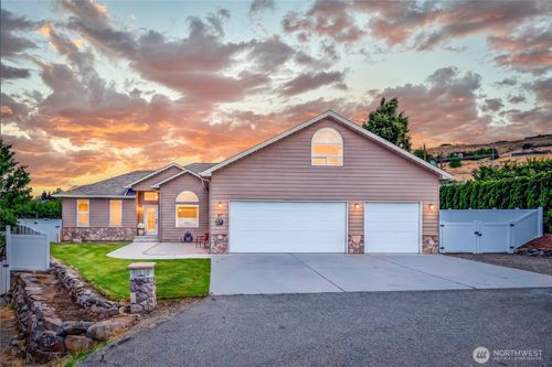 87 Springhill Dr, East Wenatchee, WA, 98802-8561 | Card Image