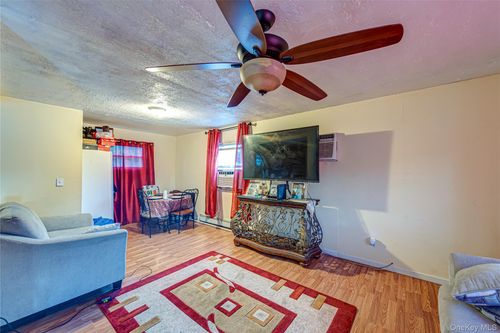20 Lupidia St, Amityville, NY, 11701-1517 | Card Image