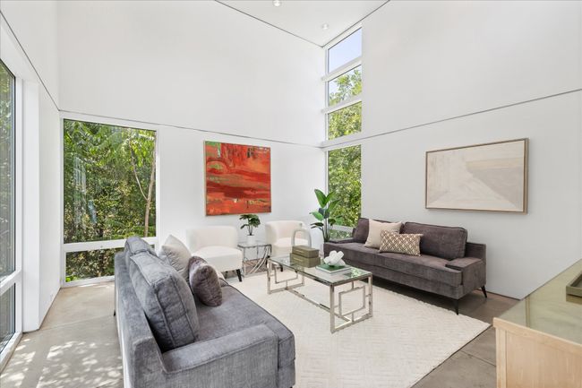 33 Vanguard Way, House other with 3 bedrooms, 3 bathrooms and null parking in Dallas TX | Image 4