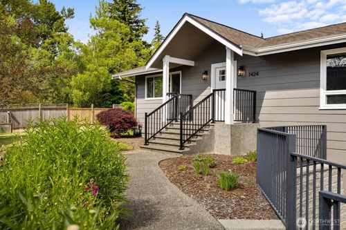 1424 E 36th Ln, Bellingham, WA, 98226-7887 | Card Image