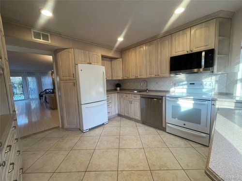 7 Village Ln, Woodbury, NY, 11797-2418 | Card Image