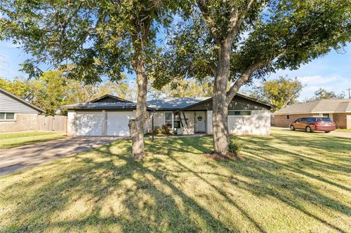 106 Southern Oaks Dr, Lake Jackson, TX, 77566-4713 | Card Image