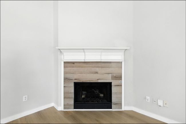 Detailed view of a tile fireplace and wood finished​​‌​​​​‌​​‌‌​‌‌​​​‌‌​​‌‌​‌​​​​​‌ floors | Image 25