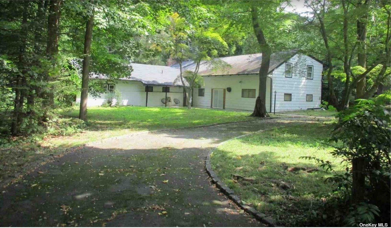 Bryant Ave, Roslyn, NY 11576