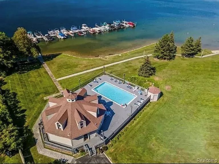 Loon Lake Ct, Waterford, MI 48329