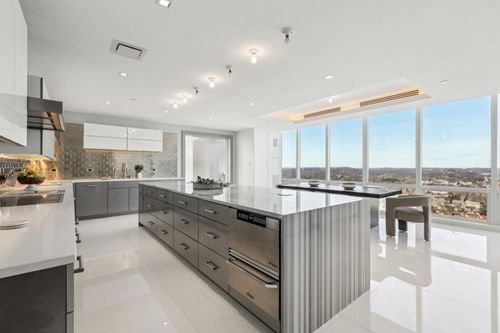 ph41c-5 Renaissance Sq, White Plains, NY, 10601-3042 | Card Image