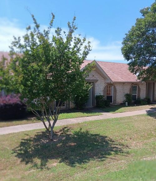 41-12 W Mountain Ln, Grand Prairie, TX, 75052-6207 | Card Image