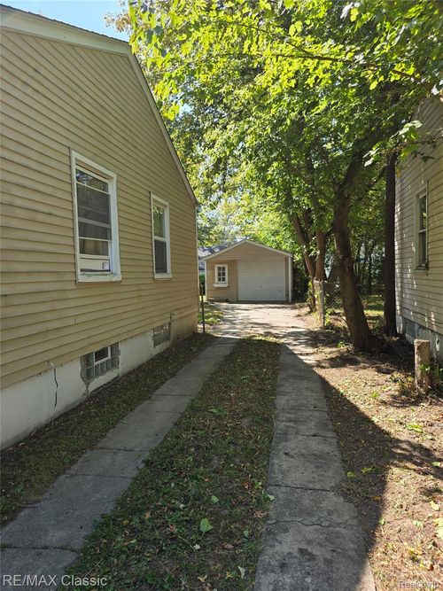 1364 Woodland Dr, Inkster, MI, 48141-1742 | Card Image