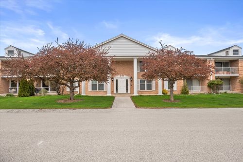 940 W Heritage Ct, Mequon, WI, 53092-6083 | Card Image