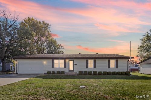 910 W Pine St, Jerseyville, IL, 62052-1467 | Card Image