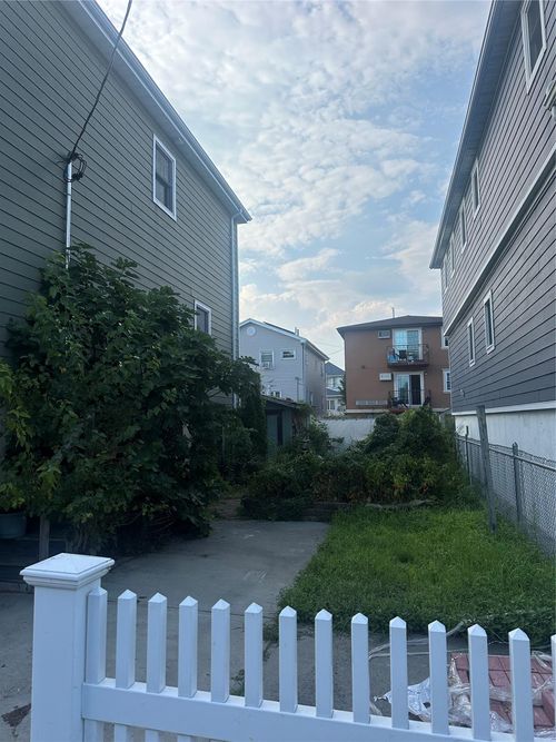 102 164th Rd, Howard Beach, NY, 11414-4018 | Card Image