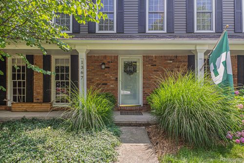 1367 Chestnut Ln, Rochester Hills, MI, 48309-1717 | Card Image