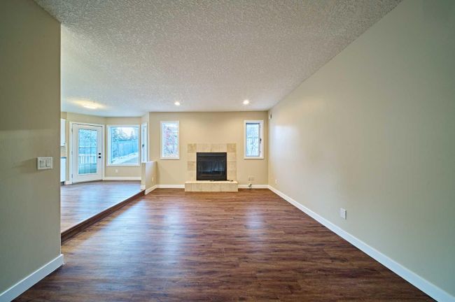 2811 Signal Hill Drive Sw, Home with 4 bedrooms, 3 bathrooms and 4 parking in Calgary AB | Image 9