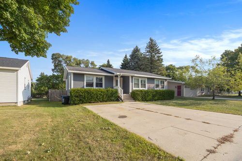 909 Russell St, Ludington, MI, 49431-1946 | Card Image