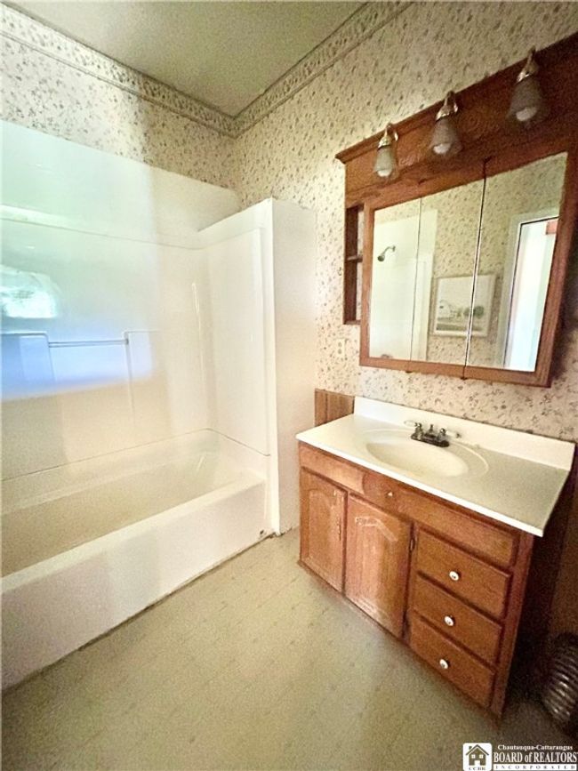 Lower bathroom | Image 9