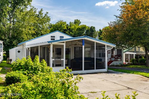 572 Flamingo Cir, Townsend, TN, 37882-3042 | Card Image