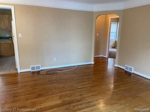 9555 Arcola St, Livonia, MI, 48150-3201 | Card Image