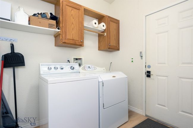 Main Home Mudroom and Laundry Area | Image 21