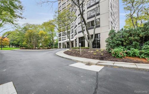 607-5000 Town Ctr, Southfield, MI, 48075-1112 | Card Image