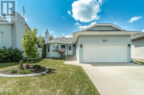 913 15 St Se, High River, AB, T1V1L6 | Card Image