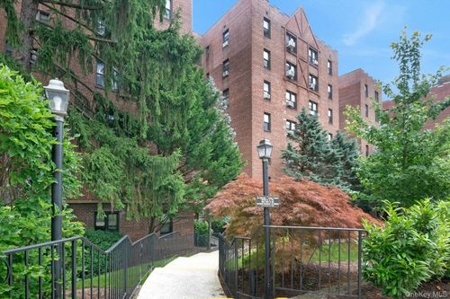 2s-142 Garth Rd, Scarsdale, NY, 10583-3717 | Card Image