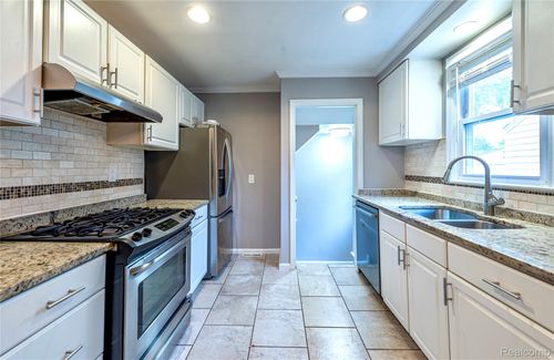 3202 N Wilson Ave, Royal Oak, MI, 48073-3581 | Card Image